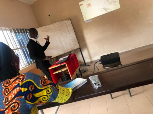 Un étudiant parrainé soutenant son mémoire.