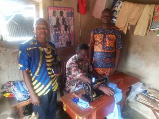 Un couturier styliste sur sa machine.