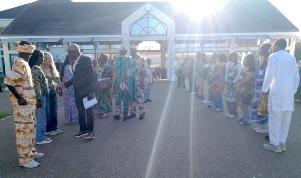 Une haie d’honneur d’élèves et d’enseignants en tenues africaines nous a accueilli.