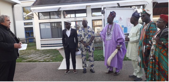 Après le discours de bienvenue du Principal M. Gervier, des chants béninois ont précédé une visite commentée des lieux